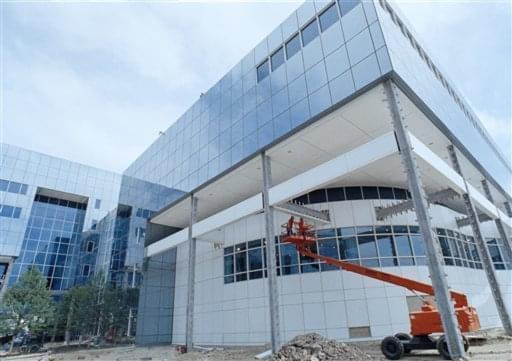 Construction workers put finishing touches on the exterior at Prairie Stone, site of Sears, Roebuck and Co.'s then-new retailing headquarters in Hoffman Estates on July 30, 1992. Seventeen years after it topped Chicago's skyline with the world's tallest building, Sears aimed to make a similar impact on suburban office-park design.