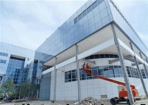 Construction workers put finishing touches on the exterior at Prairie Stone, site of Sears, Roebuck and Co.'s then-new retailing headquarters in Hoffman Estates on July 30, 1992. Seventeen years after it topped Chicago's skyline with the world's tallest building, Sears aimed to make a similar impact on suburban office-park design.